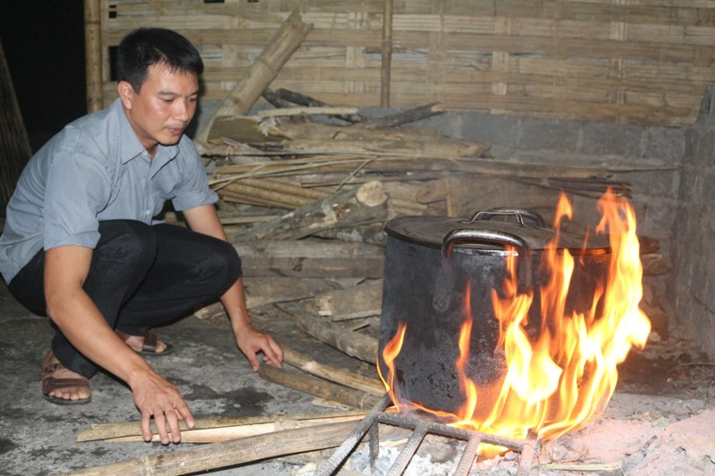 Để có nồi cháo ngon cho học sinh ăn sáng, các thầy giáo Trường phổ thông dân tộc bán trú THCS Trung Thượng, xã Trung Thượng, huyện vùng cao, biên giới Quan Sơn (Thanh Hóa) phải bắt đầu nấu cháo từ 8h tối ngày hôm trước. Ảnh: Nguyễn Quỳnh