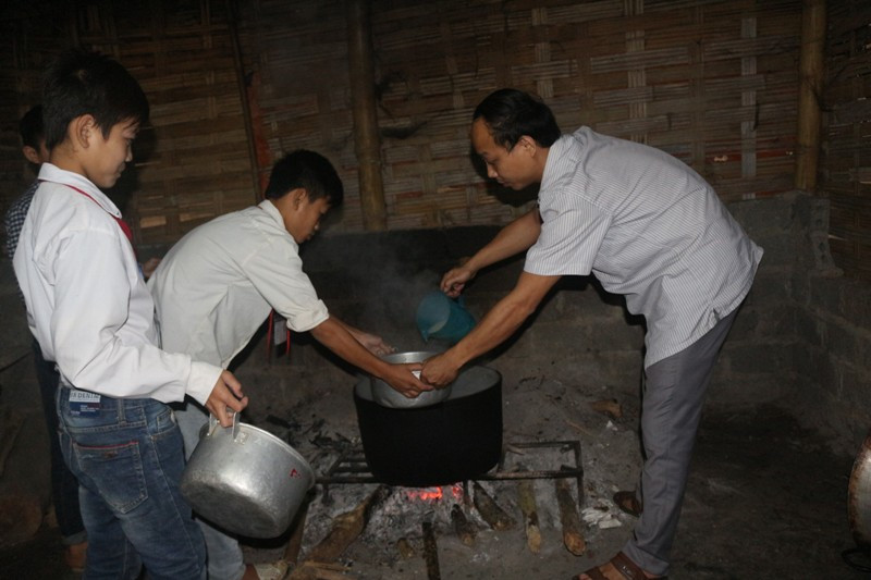 Sáng ngày hôm sau, các thầy giáo phải dậy thật sớm nấu lại cháo và chuẩn bị cho học sinh ăn sáng. Ảnh: Nguyễn Quỳnh