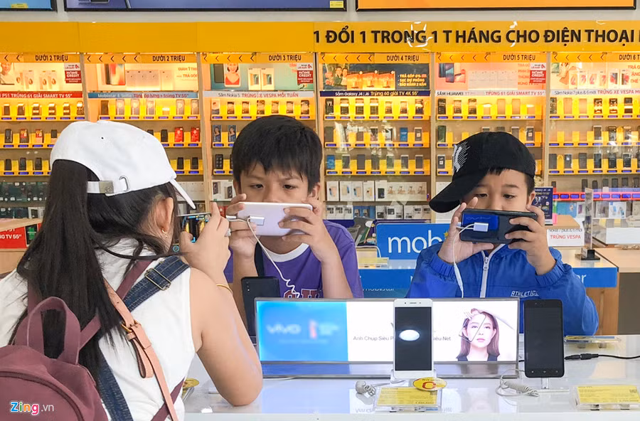 Trẻ mải mê sử dụng trên điện thoại.