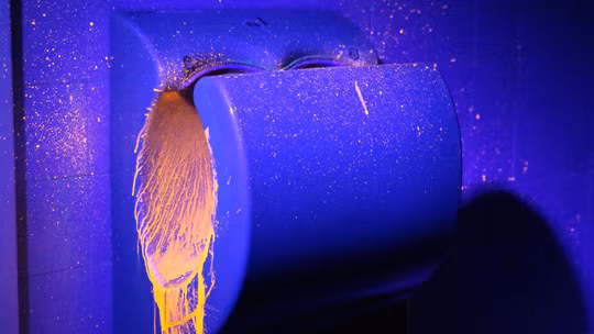 Tiết lộ đáng sợ về máy sấy tay trong nhà vệ sinh