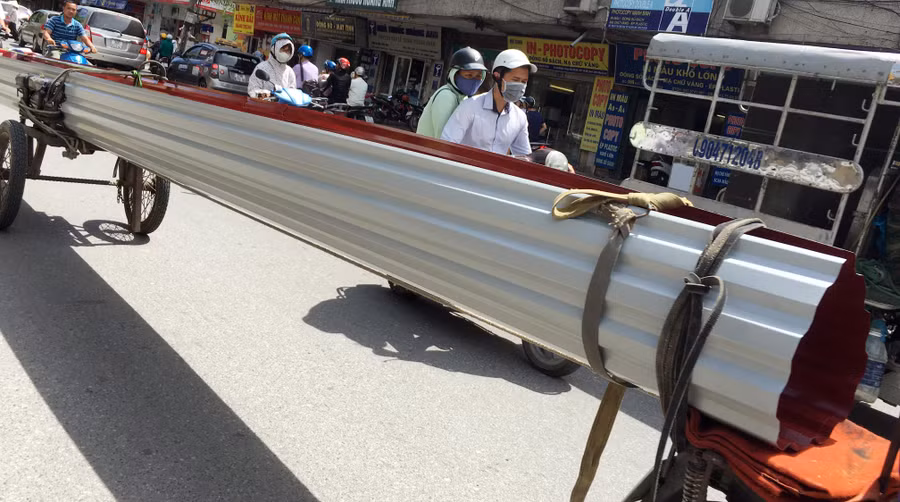 Những tấm tôn lá băng băng trên phố không khác “máy chém”