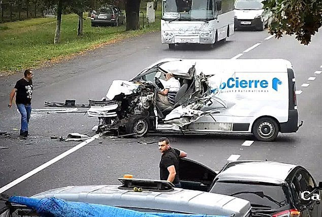 Pha thoát chết hãi hùng của tài xế xe chở hàng đâm xe tải - Hình 1