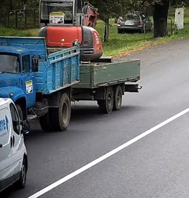 Pha thoát chết hãi hùng của tài xế xe chở hàng đâm xe tải - Hình 4