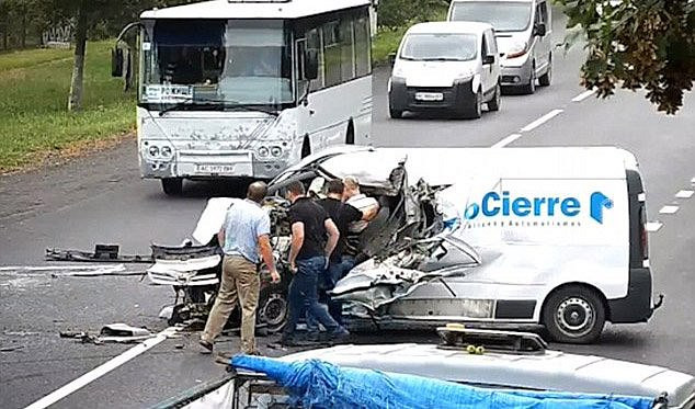 Pha thoát chết hãi hùng của tài xế xe chở hàng đâm xe tải - Hình 6