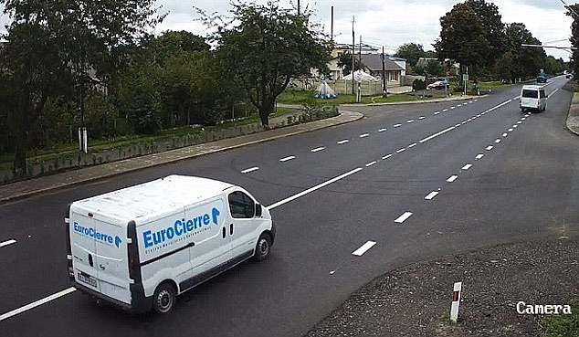 Pha thoát chết hãi hùng của tài xế xe chở hàng đâm xe tải - Hình 3