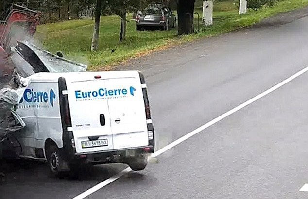 Pha thoát chết hãi hùng của tài xế xe chở hàng đâm xe tải - Hình 5