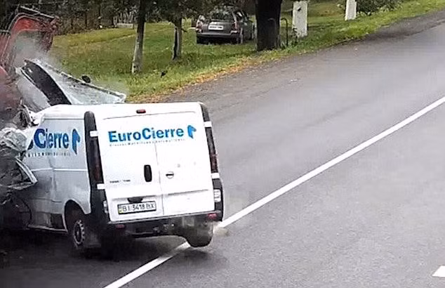 Pha thoát chết hãi hùng của tài xế xe chở hàng đâm xe tải - Hình 5