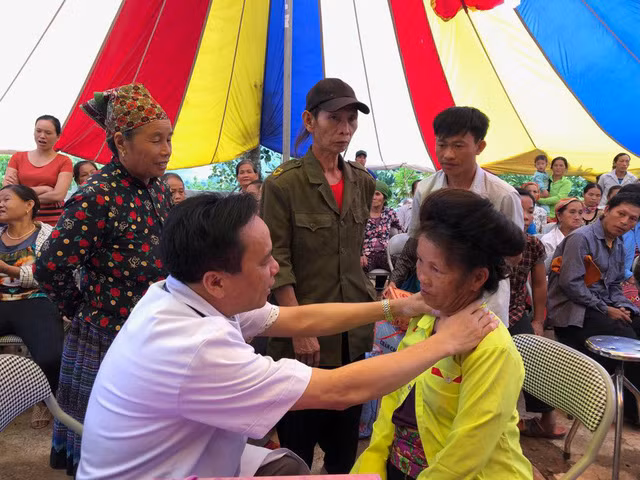 PGS.TS Trần Ngọc Lương, Giám đốc BV Nội tiết Trung ương khám phát hiện bướu cổ cho một phụ nữ người dân tộc.