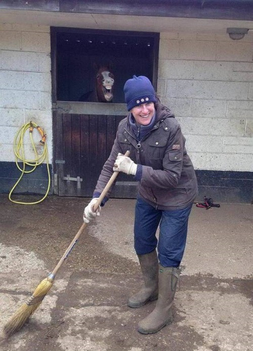 Thấy ống kính là phải cười tươi.