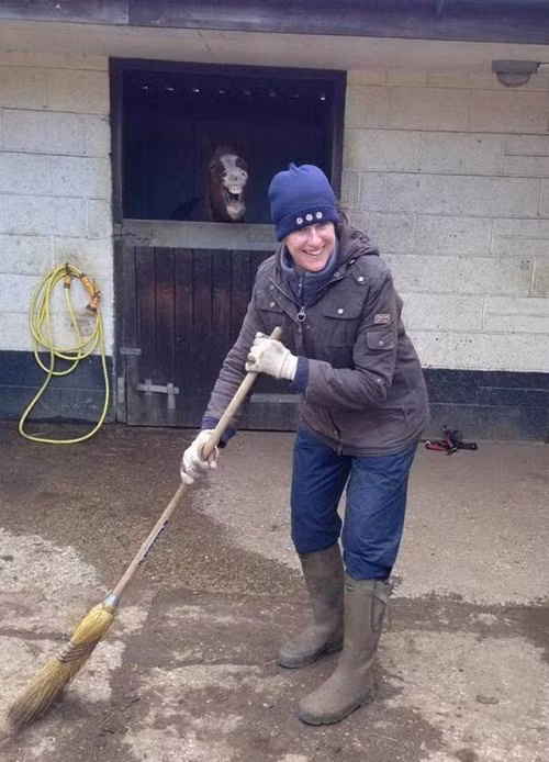 Thấy ống kính là phải cười tươi.