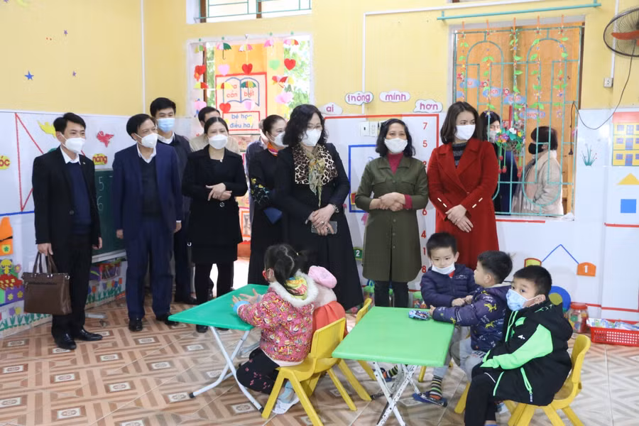 Thứ trưởng Bộ GD&amp;ĐT Ngô Thị Minh nắm bắt tình hình chăm sóc, nuôi dưỡng trẻ tại Trường Mầm non Thái Phương, huyện Hưng Hà.