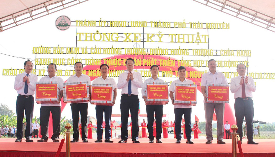 Lãnh đạo TP Thái Nguyên tặng quà cho các đơn vị. Lãnh đạo TP Thái Nguyên tặng quà cho các đơn vị.