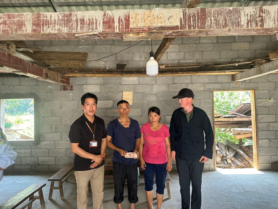 Lãnh đạo thị trấn Mèo Vạc trao tiền hỗ trợ làm nhà ở cho gia đình ông Lầu Mí Lúa, thôn Chúng Pả A.