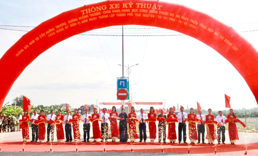 Các đại biểu cắt băng khánh thành. Các đại biểu cắt băng khánh thành.