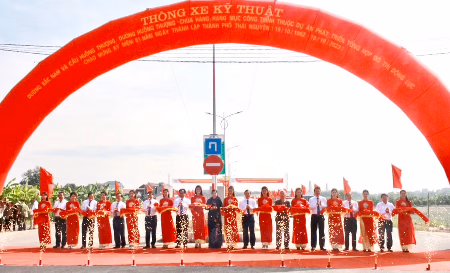 Các đại biểu cắt băng khánh thành.