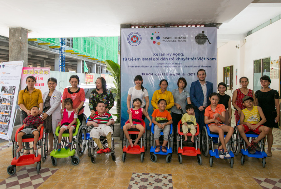 Buổi lễ trao tặng 15 xe lăn cho trẻ em khuyết tật đang điều trị tại bệnh viện Buổi lễ trao tặng 15 xe lăn cho trẻ em khuyết tật đang điều trị tại bệnh viện