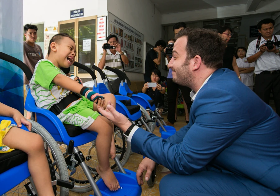 Ông Ông Doron Lebovitch - Phó Đại Sứ Quan Israel trao xe và động viên các em