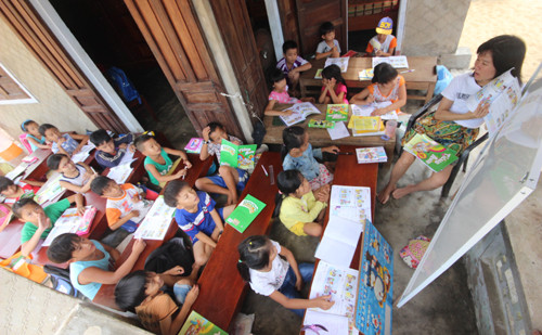 Gần 10 năm Vương Thị Dung mở lớp dạy miễn phí cho trẻ nghèo xã Bình Minh. Ảnh:Đắc Thành co-gai-tat-nguyen-day-hoc-mien-phi-cho-tre-ngheo-o-lang-chanchu