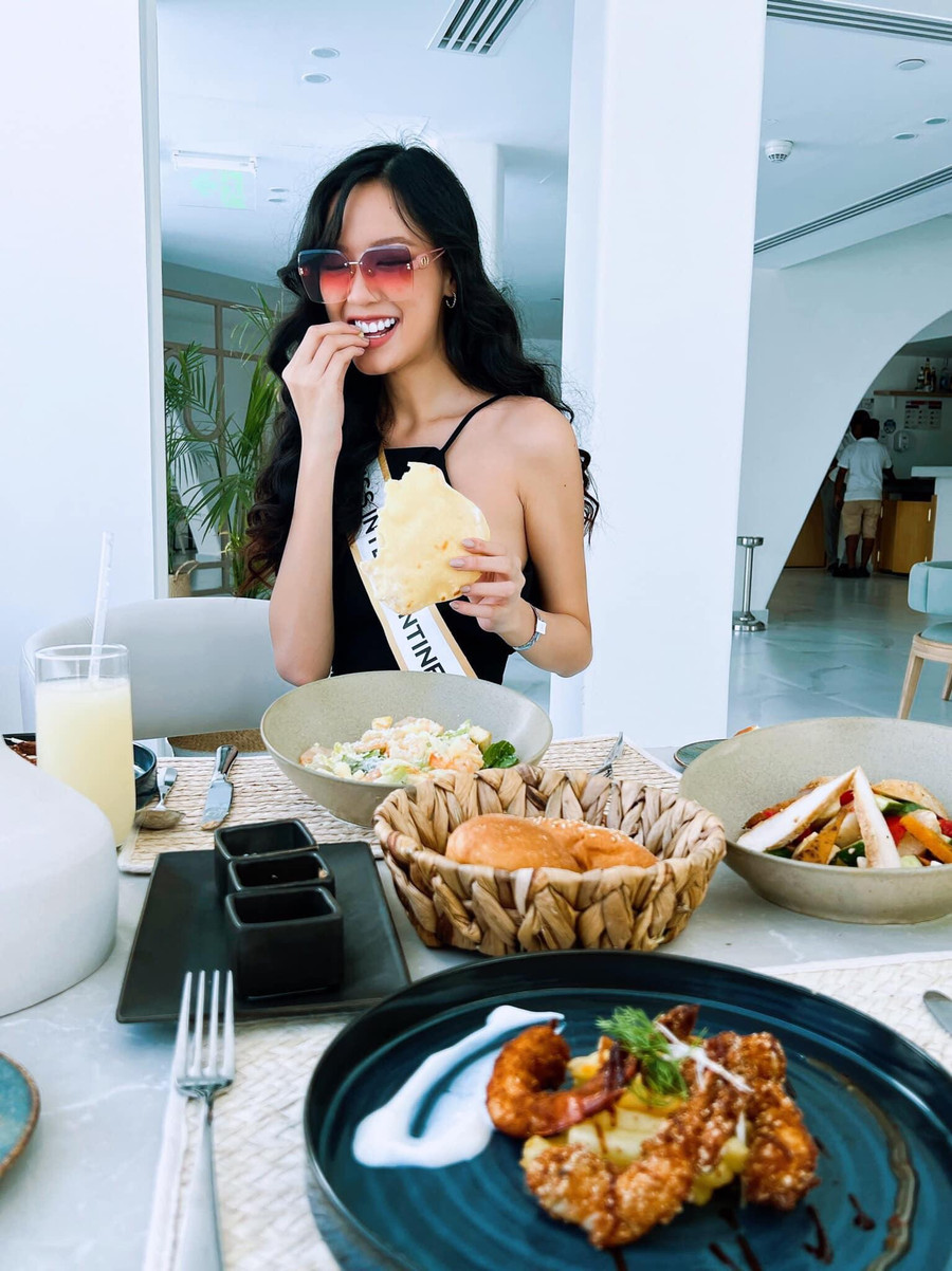 Cô nhận được sự ủng hộ và kỳ vọng lớn khi đại diện Việt Nam ra nước ngoài thi thố nhan sắc. Cô nhận được sự ủng hộ và kỳ vọng lớn khi đại diện Việt Nam ra nước ngoài thi thố nhan sắc.