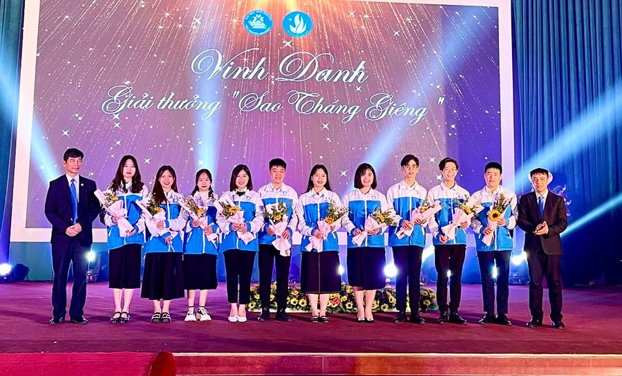 Vinh danh giải thưởng "Sao tháng giêng". Vinh danh giải thưởng "Sao tháng giêng".
