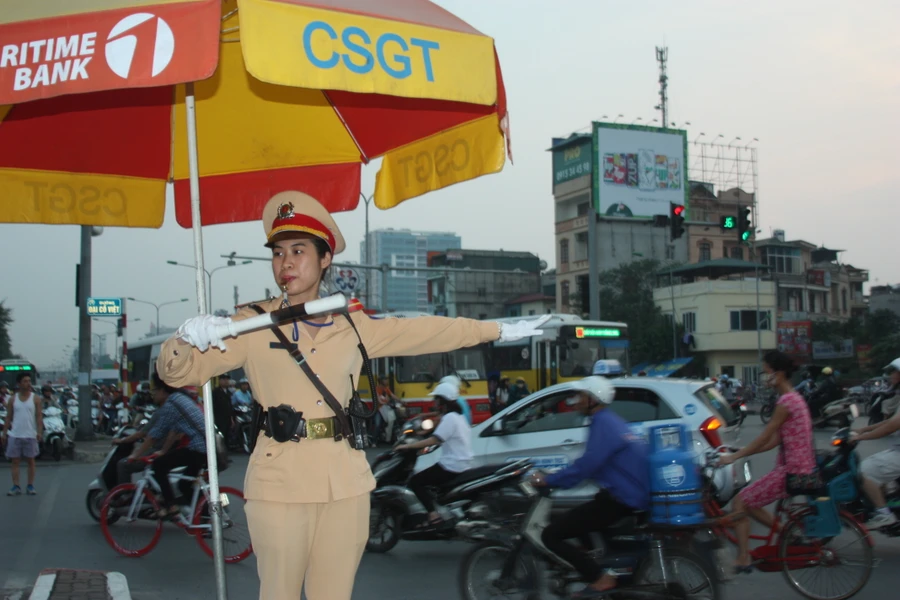 Nữ CSGT điều khiển giao thông trong dịp diễn ra kỳ thi