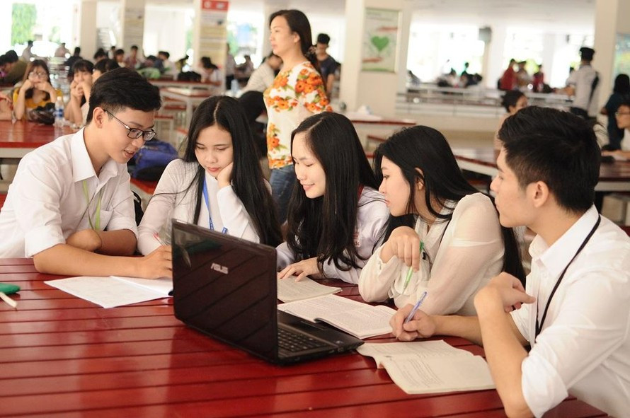 Sinh viên Trường ĐH Sư phạm TPHCM học trong thư viện trường. Sinh viên Trường ĐH Sư phạm TPHCM học trong thư viện trường.