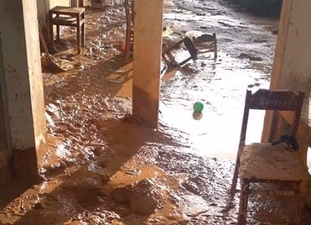 Trường Tiểu học và Trung học cơ sở Hướng Việt sau khi lũ rút.