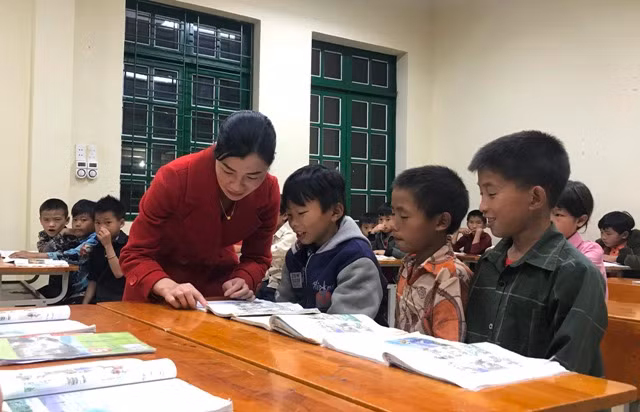 Cô Lồ Thị Lan cùng học trò Tiểu học Dìn Chin.