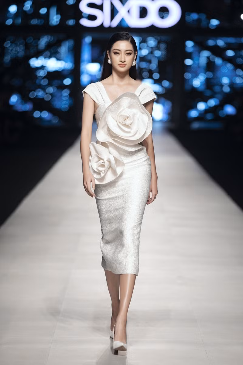 Lương Thuỳ Linh thần thái cực chảnh trong show thời trang của Đỗ Mạnh Cường ảnh 1