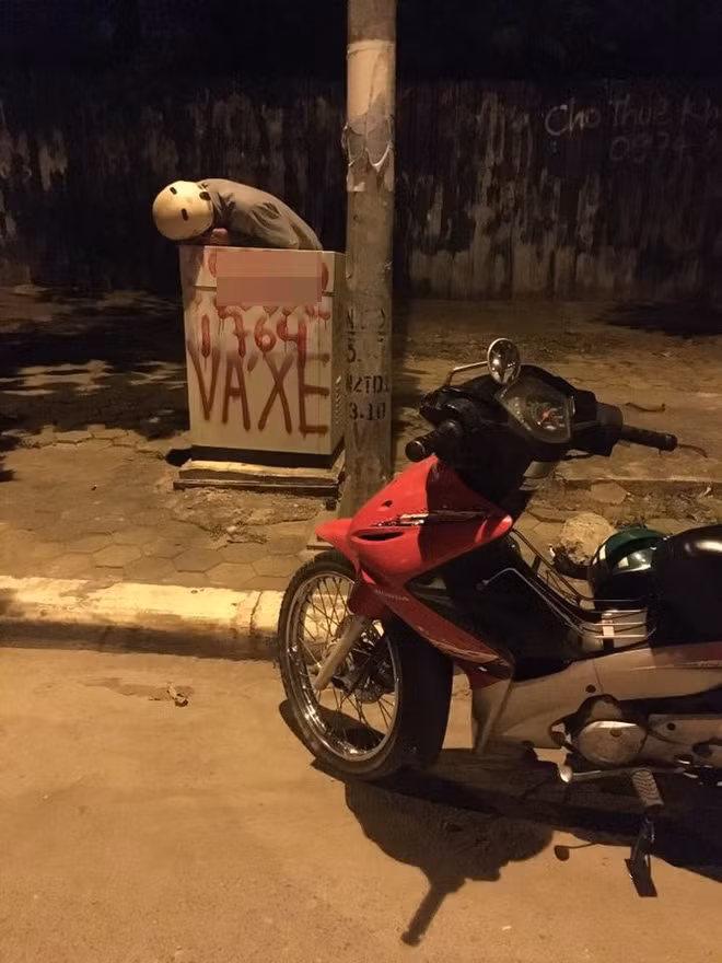 Người đàn ông ngủ gục bên lề đường và câu chuyện đằng sau ám ảnh số đông - Ảnh 1.