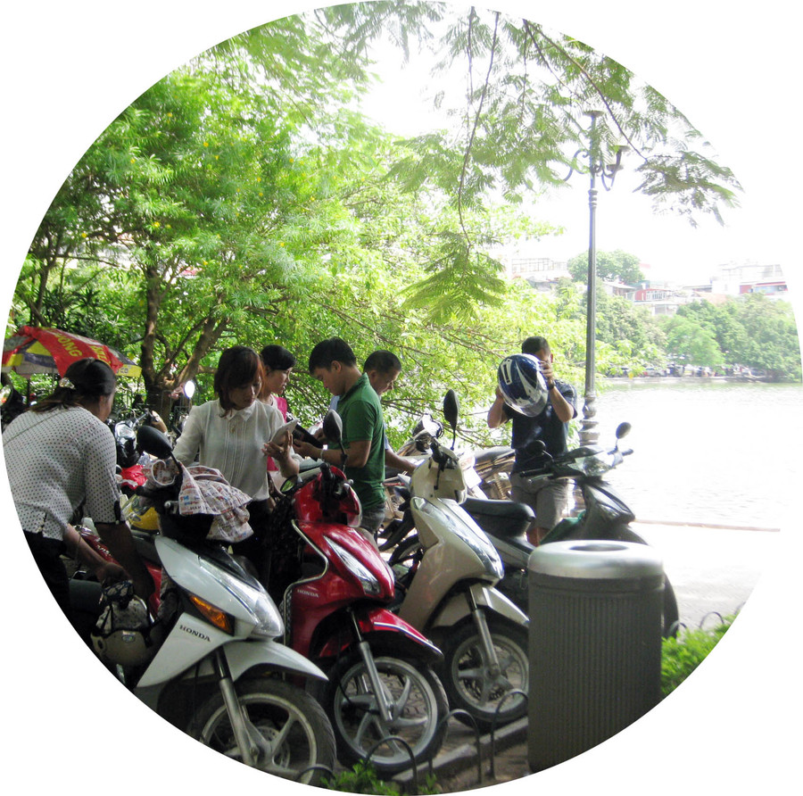 Bãi trông xe nằm chiếm ngay sát Hồ Gươm