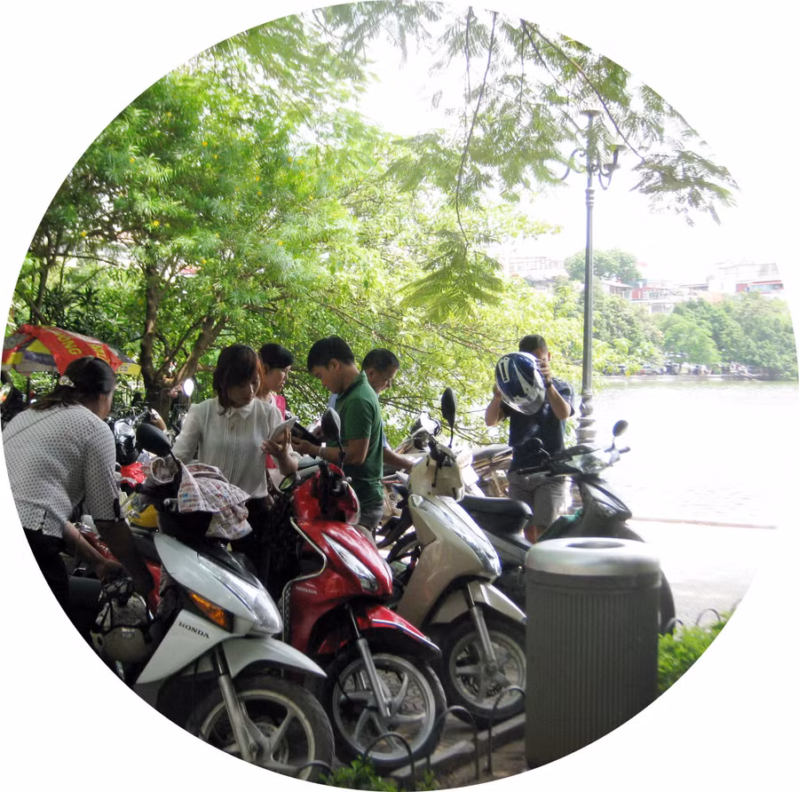 Bãi trông xe nằm chiếm ngay sát Hồ Gươm