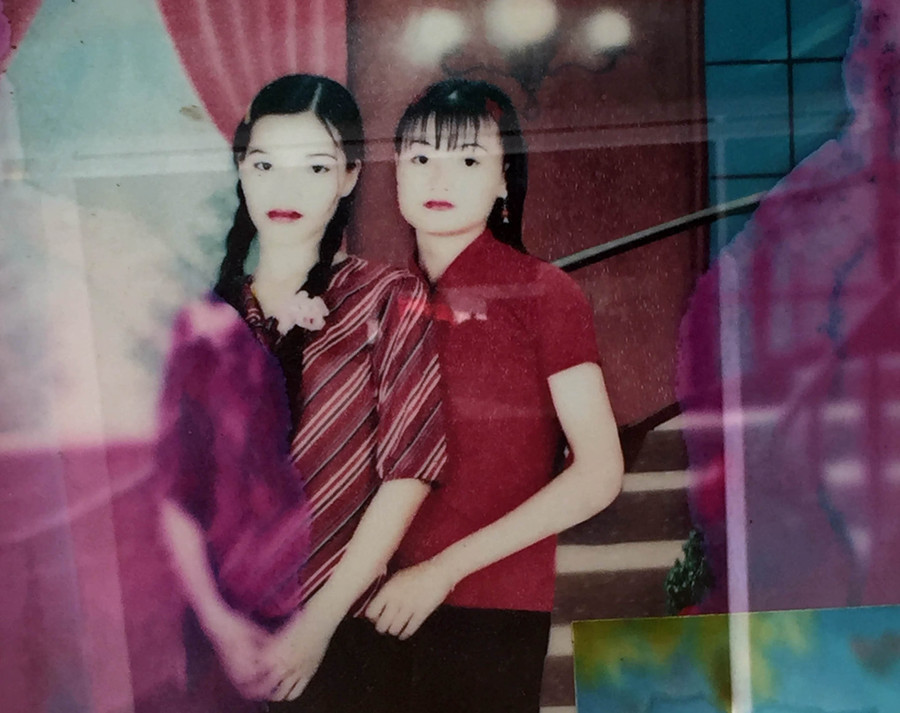 Nguyễn Thị Nga (bên trái) lúc còn sống và người bạn học cùng lớp, sau này trở thành con dâu trong nhà (Ảnh gia đình cung cấp) Nguyễn Thị Nga (bên trái) lúc còn sống và người bạn học cùng lớp, sau này trở thành con dâu trong nhà (Ảnh gia đình cung cấp)