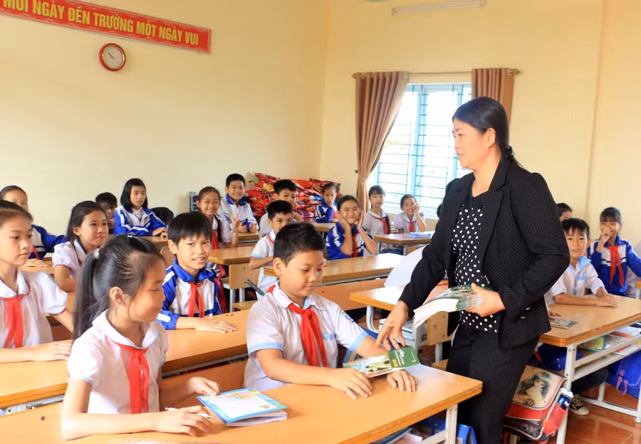 Xây dựng đội ngũ nhà giáo và cán bộ quản lý là yêu cầu cấp thiết để thực hiện thành công đổi mới căn bản, toàn diện GD-ĐT