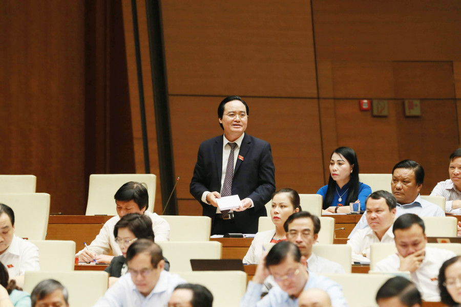 Bộ trưởng Bộ GD&ĐT Phùng Xuân Nhạ trả lời chất vấn trước Quốc hội sáng ngày 1/11