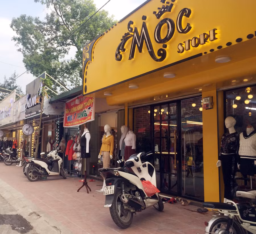 Các ki-ốt đã được cho thuê để kinh doanh đủ loại mặt hàng và dịch vụ