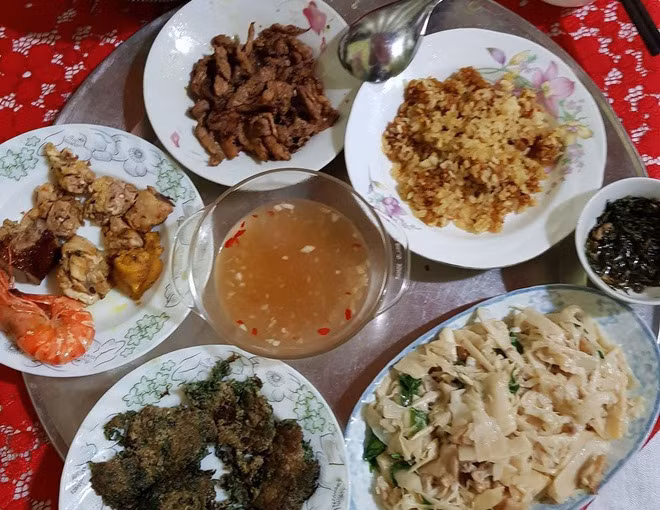 Mâm cơm tự nấu của cô dâu 62 tuổi: Bảo sao mẹ chồng không quý như vàng