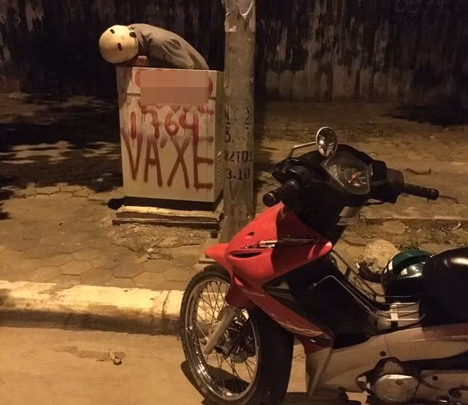 Câu chuyện ám ảnh về người đàn ông ngủ gục bên lề đường 