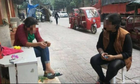 Salsa (trái) và chị họ (phải). Salsa (trái)và chị họ (phải). Ảnh: Chinanews.