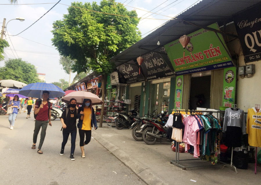 Dãy ki-ốt vừa được xây dựng lên đến vài chục căn