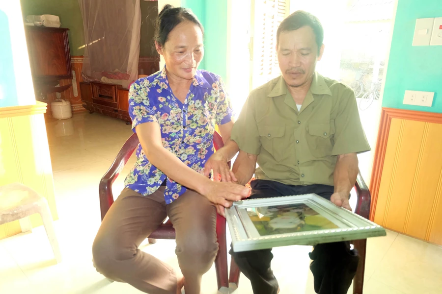 Bà Vũ Thị Dụ (mẹ Nga) và ông Nguyễn Văn Xuân (bố Nga) ngồi bên di ảnh của Nguyễn Thị Nga thuật lại câu chuyện hiến giác mạc của đứa con gái mình