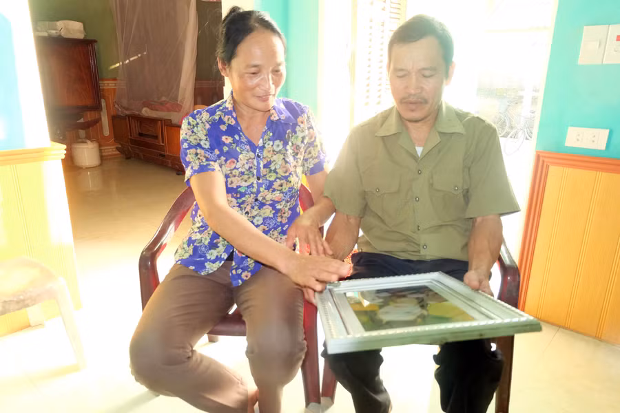 Bà Vũ Thị Dụ (mẹ Nga) và ông Nguyễn Văn Xuân (bố Nga) ngồi bên di ảnh của Nguyễn Thị Nga thuật lại câu chuyện hiến giác mạc của đứa con gái mình