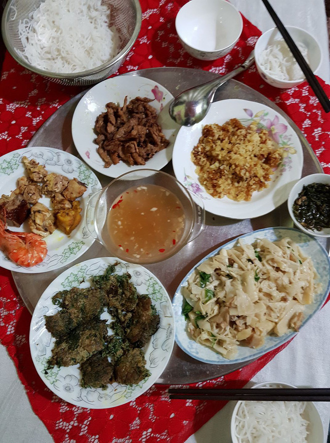 Mâm cơm tự nấu của cô dâu 62 tuổi: Bảo sao mẹ chồng không quý như vàng ảnh 7 Không chỉ vậy, mỗi dịp nhà có cỗ, chị Sao cũng trổ tài vào bếp khiến nhiều người thán phục. Những mâm cỗ đầy ăm ắp cũng chính do bàn tay chị Sao thực hiện.