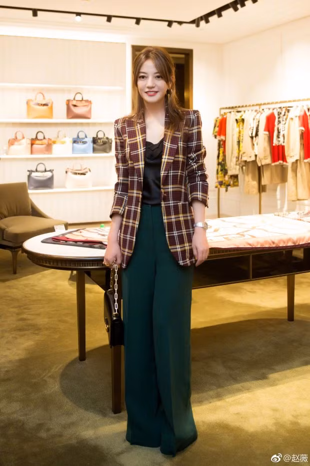 Hình ảnh mới nhất của Triệu Vy khiến nhiều người ngỡ ngàng