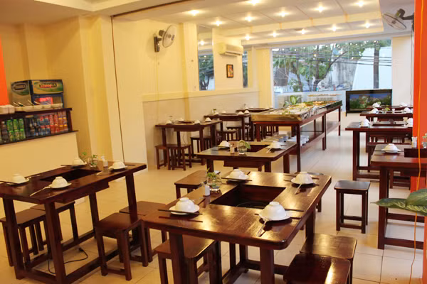 nhung-thu-ban-o-nha-hang2