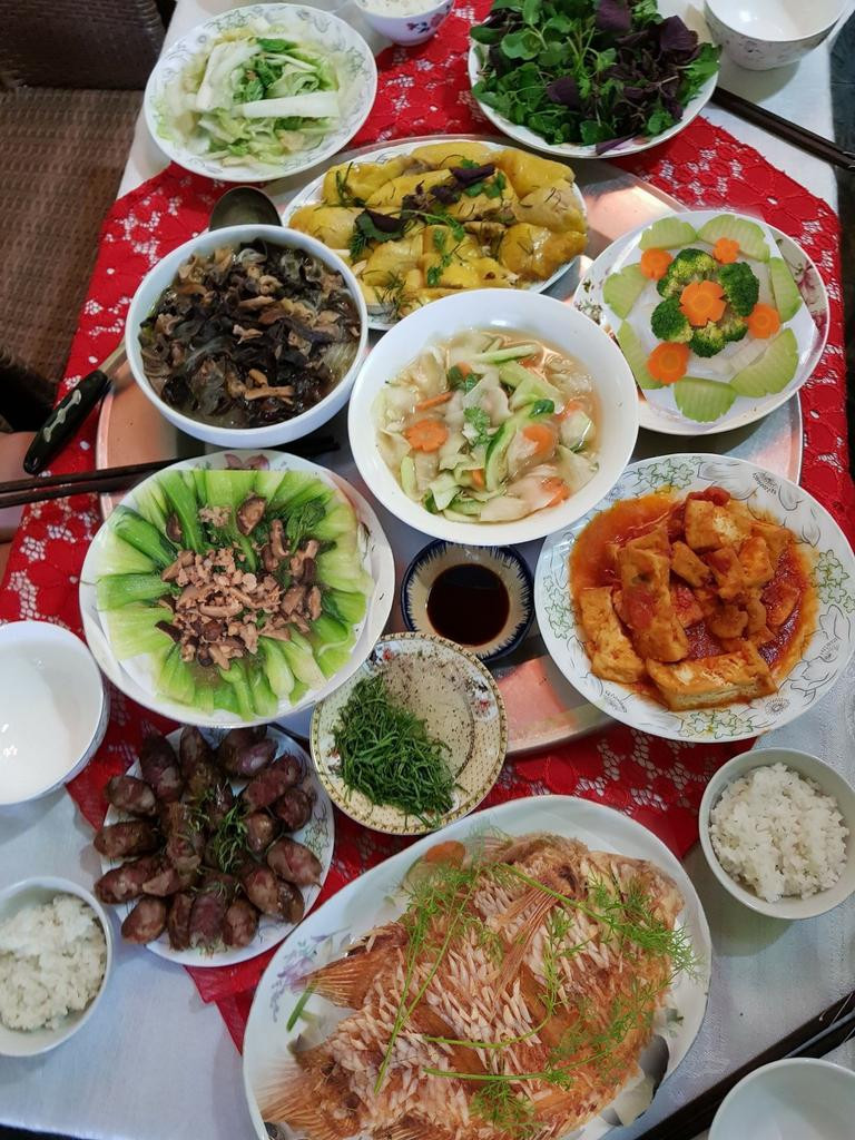 Mâm cơm tự nấu của cô dâu 62 tuổi: Bảo sao mẹ chồng không quý như vàng ảnh 4 Rất nhiều người trầm trồ khen ngợi tài nấu nướng của cô dâu 62 tuổi khi được tận mắt thấy mâm cơm mà chị chia sẻ. Tuy nhiên, đây không phải là lần đầu người phụ nữ này khoe mâm cơm do chính tay mình nấu.