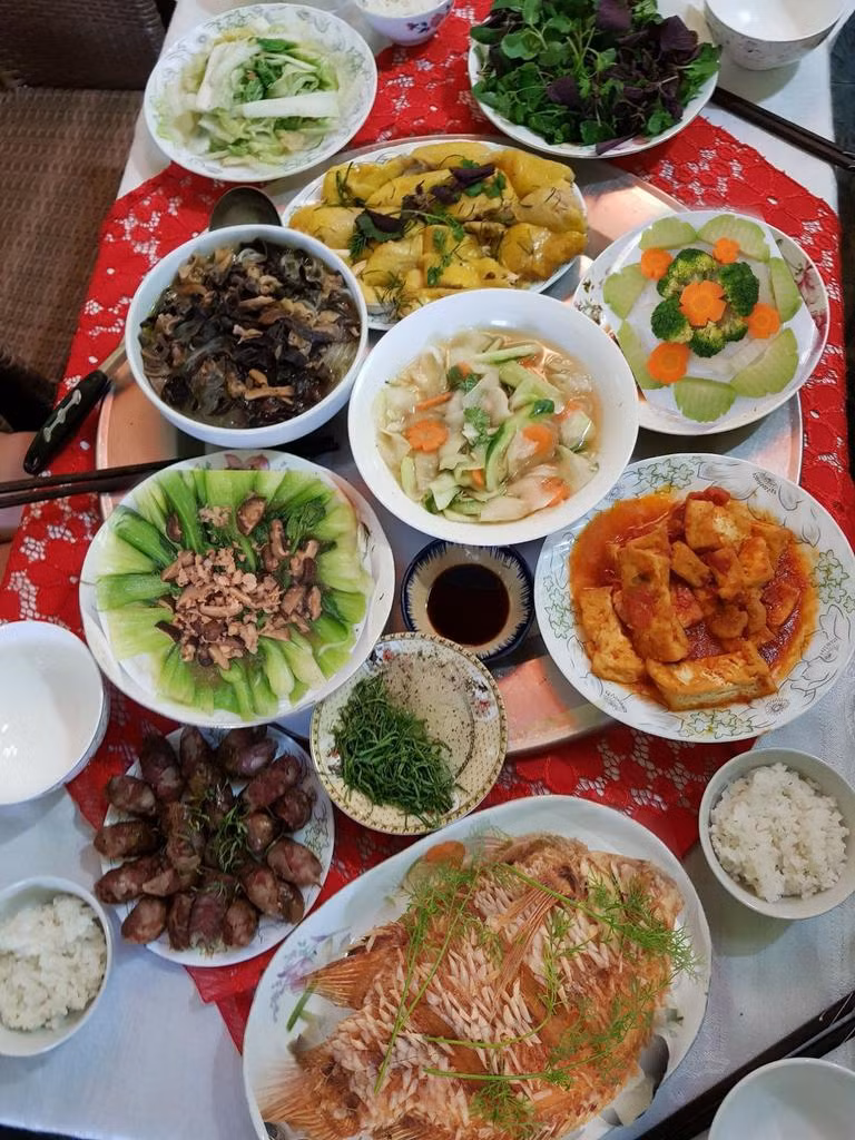 Rất nhiều người trầm trồ khen ngợi tài nấu nướng của cô dâu 62 tuổi khi được tận mắt thấy mâm cơm mà chị chia sẻ. Tuy nhiên, đây không phải là lần đầu người phụ nữ này khoe mâm cơm do chính tay mình nấu.