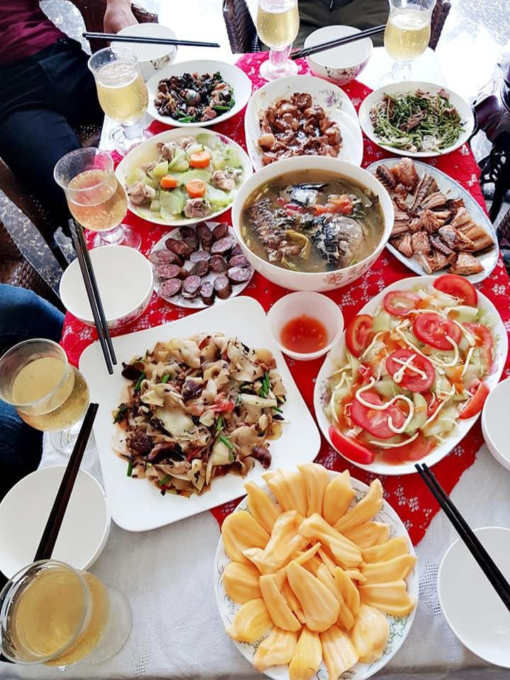 Mâm cơm tự nấu của cô dâu 62 tuổi: Bảo sao mẹ chồng không quý như vàng ảnh 3 Thành quả của chị là một mâm cơm đầy ắp những món ngon đủ màu sắc.