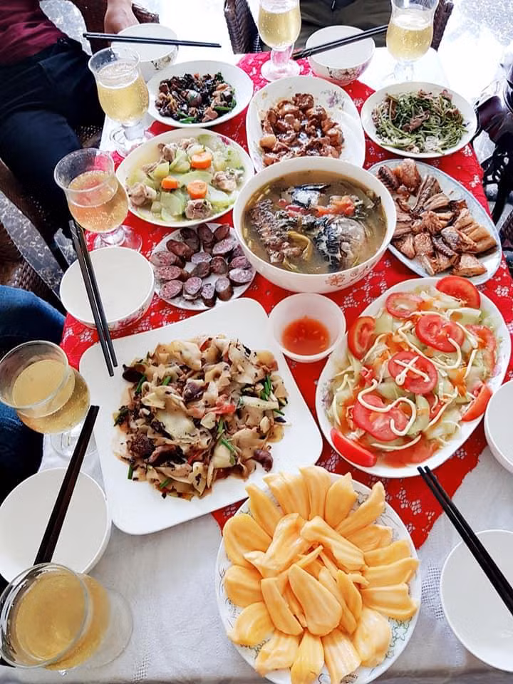 Thành quả của chị là một mâm cơm đầy ắp những món ngon đủ màu sắc.