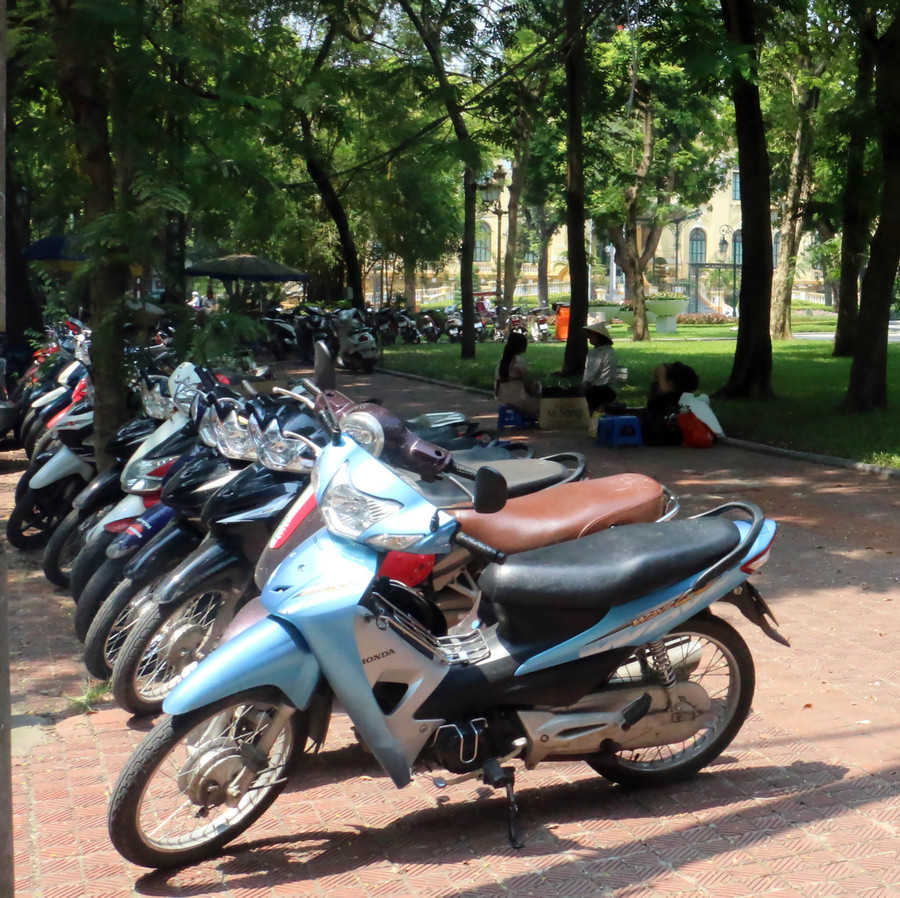 Chiếm chỗ trông xe và làm nơi bán giải khát